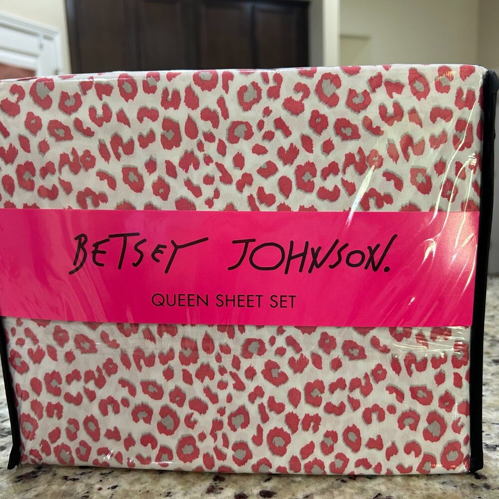 Betsey Johnson Microfiber Queen Sheet Set Pink Leopard Print - NEW - Picture 4 of 4
